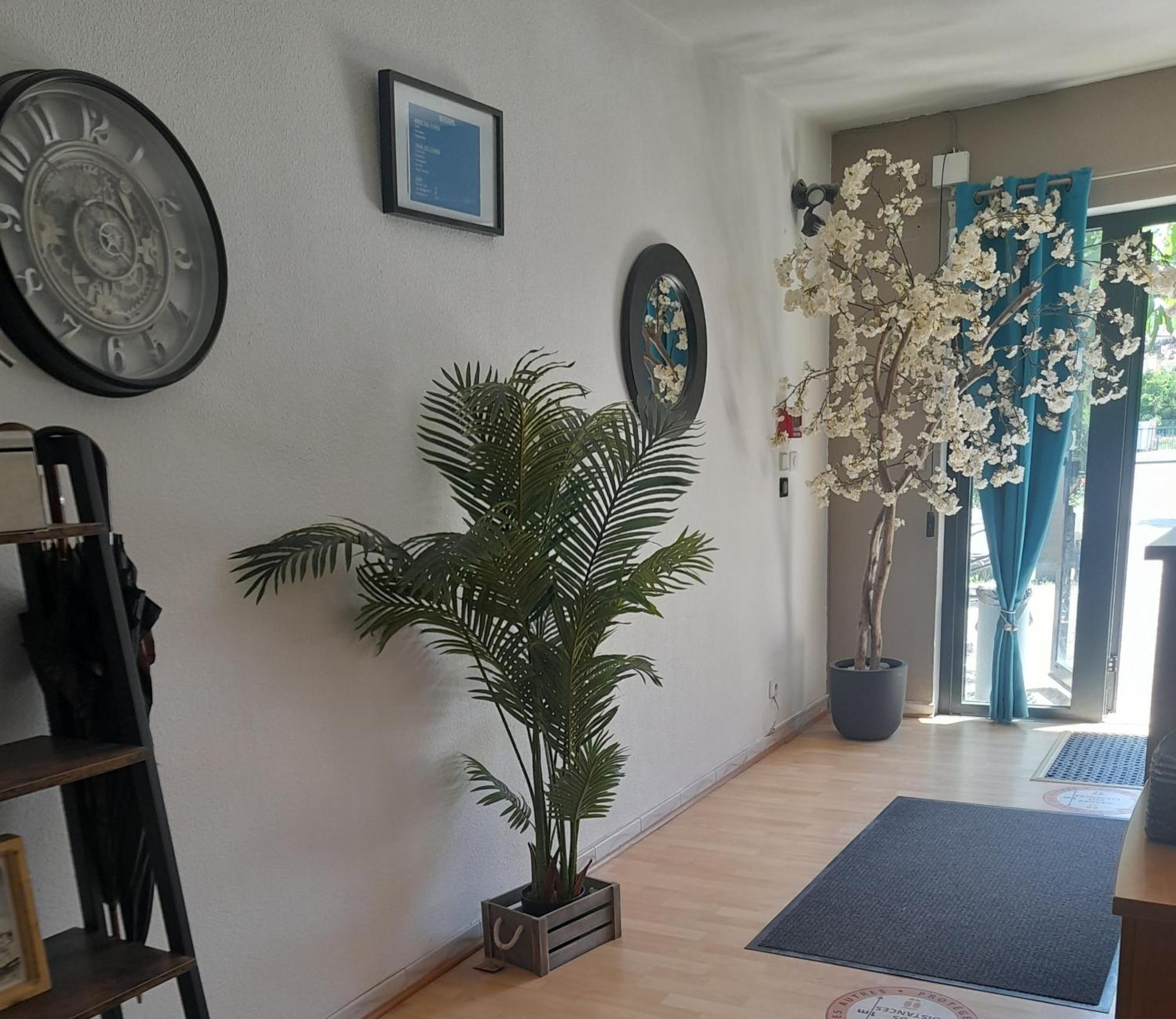Hotel Les Alizes Puget Theniers Bagian luar foto