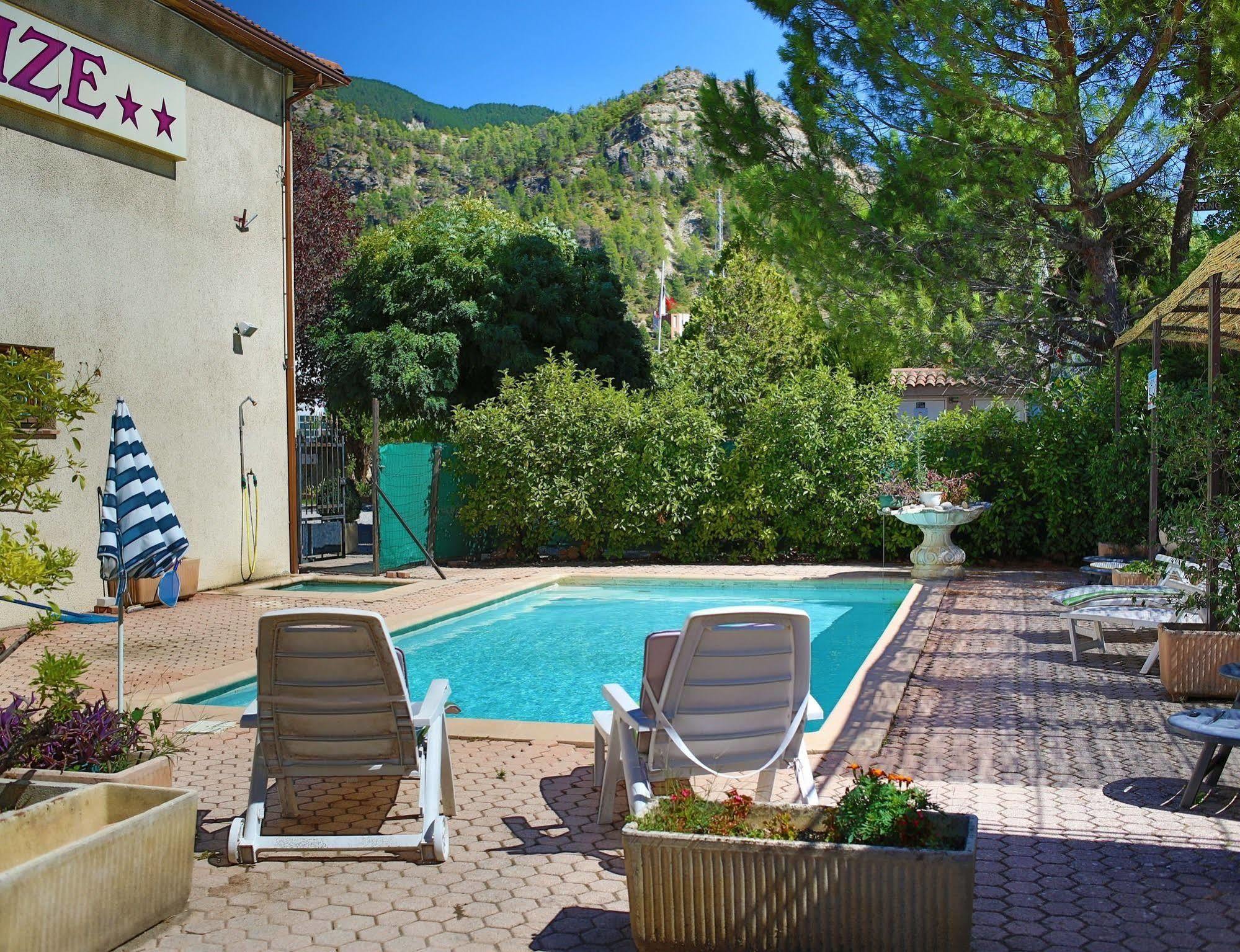 Hotel Les Alizes Puget Theniers Bagian luar foto