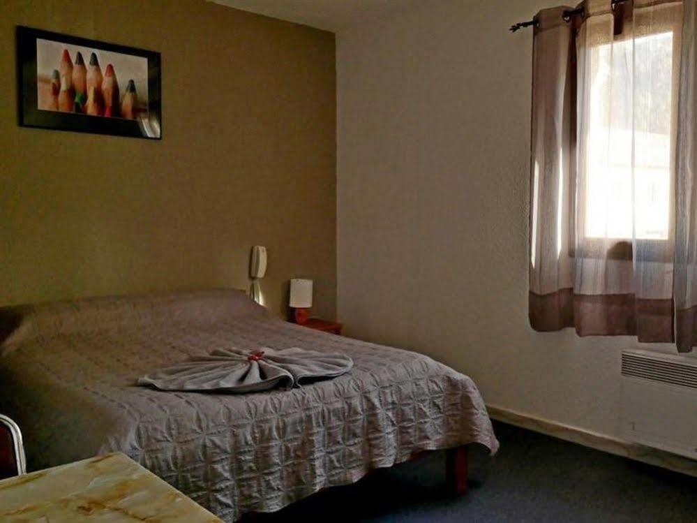 Hotel Les Alizes Puget Theniers Bagian luar foto
